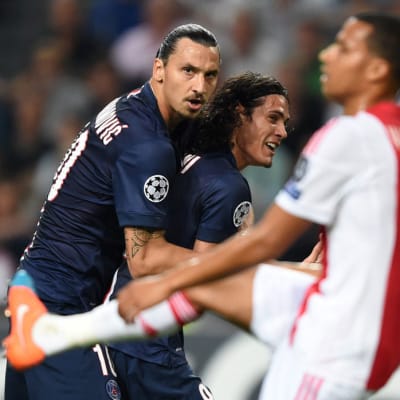 PSG:n Zlatan Ibrahimovic ja Edinson Cavani juhlivat maalia Ajaxia vastaan.