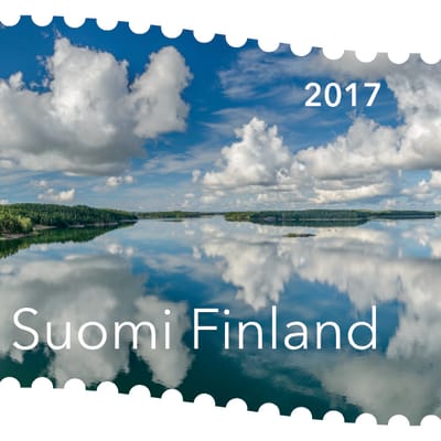 Jari Hakalan Pilviä Saaristossa kuvasta muotoutui Stiina Hovin suunnittelemana Suomen kaunein postimerkki 2017.