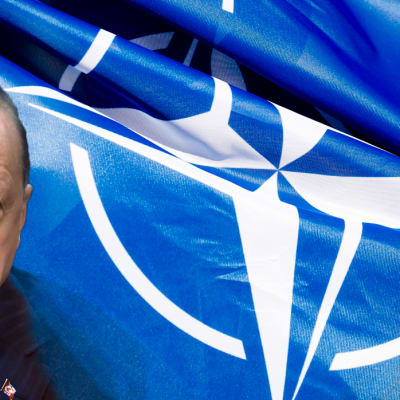 Kuvat Turkin ja Suomen presidenteistä, taustalla Naton lippu.