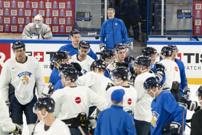 Jukka Jalonen ger direktiv åt spelarna på isen.