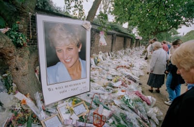Sörjande människor och ett hav av blommor utanför Kensington Palace efter att prinsessan Diana dött år 1997.