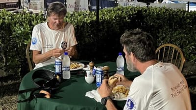 Roddarna Jolle Blässar och Markus Mustelin äter hamburgare i en restaurang i Antigua. 