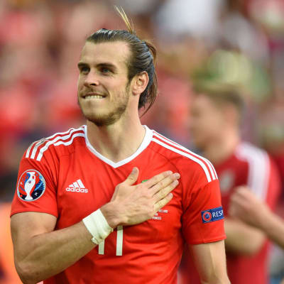 Walesin Gareth Bale kiittää kannattajia.