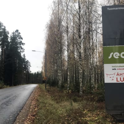 Tuomarniemen ja Ähtärin lukion kyltti