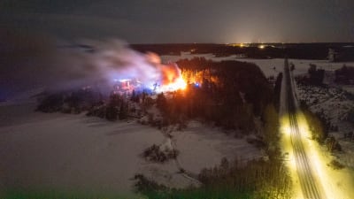 Bild tagen högt upp i luften av hus som brinner.