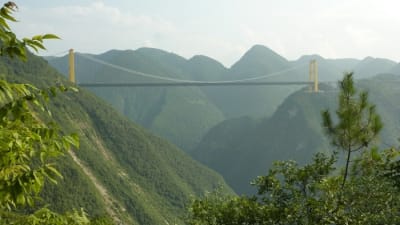 Världens högsta bro just nu är Si Du-bron i Hubei-provinsen.