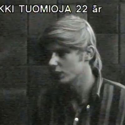 Unga Erkki Tuomioja blir intervjuad