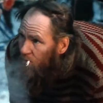 En äldre man med en cigarett i munnen