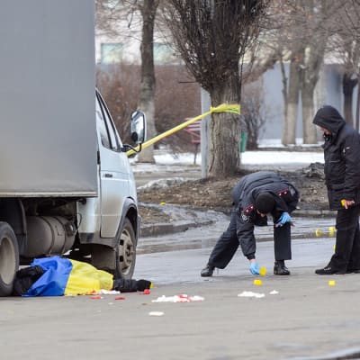 Poliisiviranomainen tutkii räjähdysaluetta Harkovassa 22. helmikuuta 2015. 