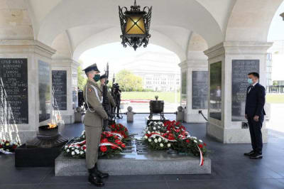 Ceremoni vid den okände soldatens grav i Warszawa.