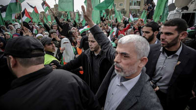Hamas ledare på Gazaremsan, Yahya Sinwar, vinkade till anhängare under ett massmöte i Gaza City i december 2018.