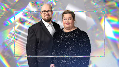 Kuvassa Itsenäisyyspäivän juontajia. Heidän ympärillä on kristallikehys