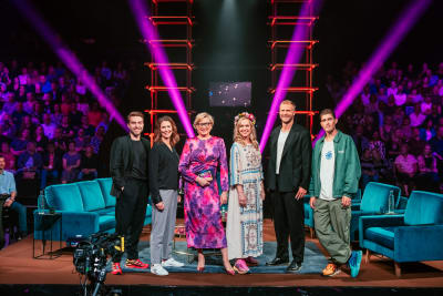 Jarkko Niemi, Mikaela Ingberg, Katja Ståhl, Anu Sinisalo, Paulus Arajuuri ja Robin Packalen poseeraavat studiossa kameralle ennen Elämäni Biisi -ohjelman lähetystä. 