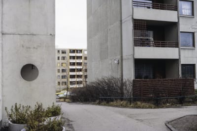 Gråa höghus med betongplattor på fasaden och balkonger.