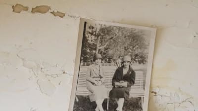 Ett gammalt fotografi med två damer som sitter på en bänk