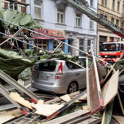Niklas-myrskyn kaatamat rakennustelineet lojuivat autojen päällä Frankfurt am Mainissa, Saksassa.