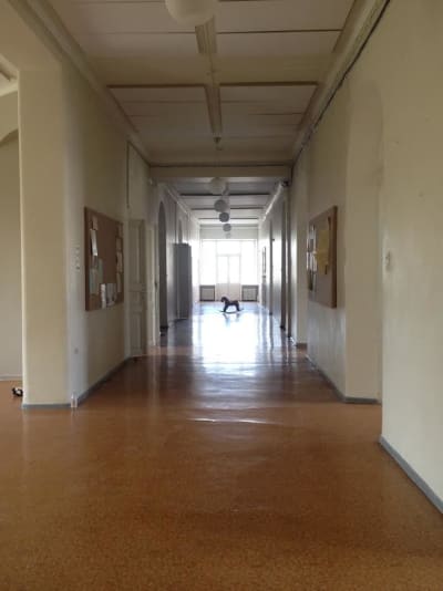 En korridor på Lappvikens sjukhus med en gunghäst i bortre ändan
