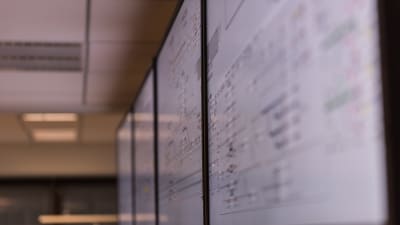 Skärmar med information om tåg