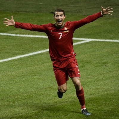 Portugalin Cristiano Ronaldo tuulettaa maaliaan.