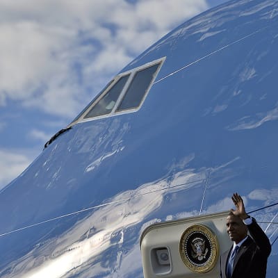 Yhdysvaltain presidentti Barack Obama astumassa ulos Air Force One -lentokoneesta Arlandan lentokentällä.