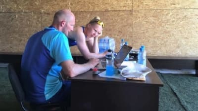 Kanotisten Pauliina Polet och tränaren Petteri Pitkänen diskuterar