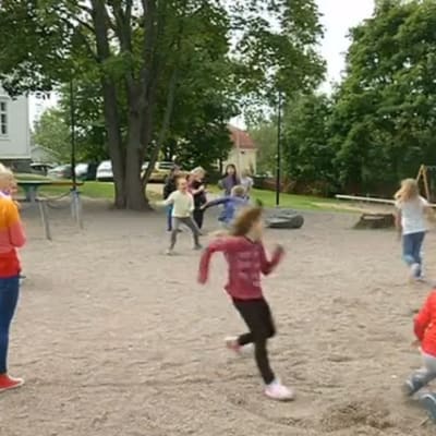 Barn som leker på skolgården