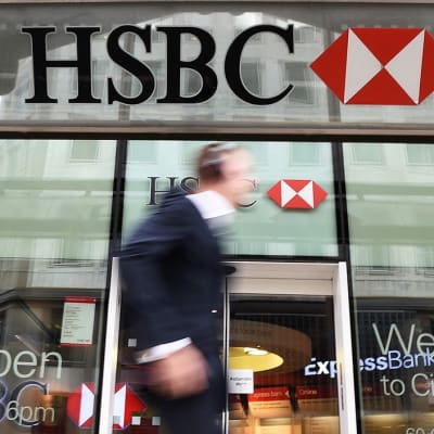 Jalankulkija kävelee HSBC-pankin ohitse.