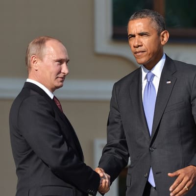 Valokuva Vladimir Putinista ja Barack Obamasta kättelemässä G20-kokouksessa Pietarissa syyskuussa 2013.