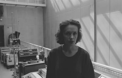 Kaija Saariaho katsoo kameraan studiossa.