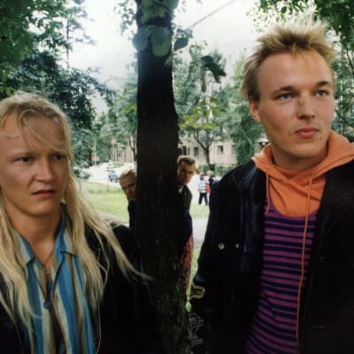 Janne Reinikainen ja Joona Majurinen tv-elokuvassa Ilmakitarat.