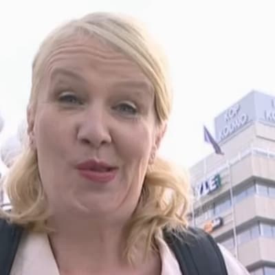 Miitta Sorvali seisoo Turun Kop-kolmio-talon edessä.
