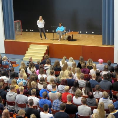 Livia Fränkel, överlevare från koncentrationslägren pratar inför en stor grupp elever vid Vasa övningsskolas gymnasium.