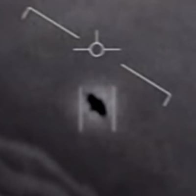 Svartvit bild från amerikanska försvarets video som visar ett oidentifierat luftburet fenomen.  