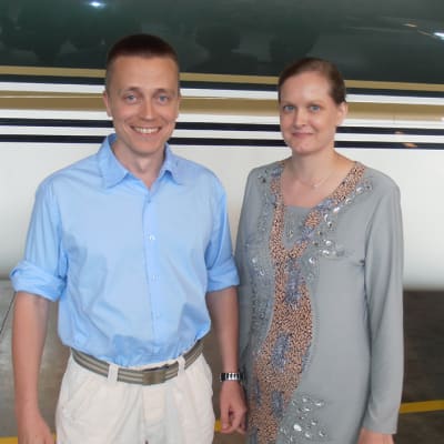 Yli neljä kuukautta siepattuna olleet Atte ja Leila Kaleva palasivat Suomeen vuoden 2013 toukokuussa. Kuva on otettu välittömästi laskeutumisen jälkeen Helsinki-Vantaan lentokentällä.