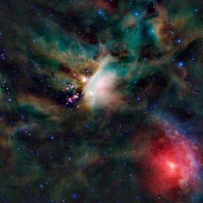 Nasan WISE-luotaimen ottamassa kuvassa näkyy Rho Ophiuchi -tähdenmuodostumisalue, johon alareunassa punaisena näkyvä IRAS 16293-2422 -kaksoistähti kuuluu.