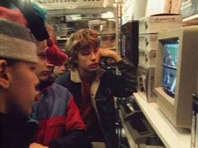 Pojkar vid datamaskin 1985