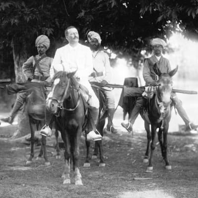 Upptäcktsresanden Sven Hedin till häst i Kashmir år 1906.