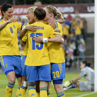 Ruotsi juhlii maalia EM-lopputurnauksen A-lohkon ottelussa Italiaa vastaan.