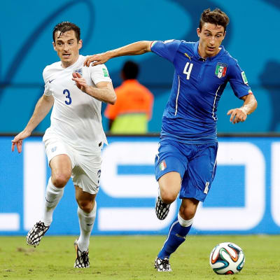 Italian Matteo Darmian kuljettaa palloa.
