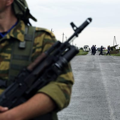 Sotilas vartioi alas ammutun koneen lähistöllä Ukrainassa lauantaina.