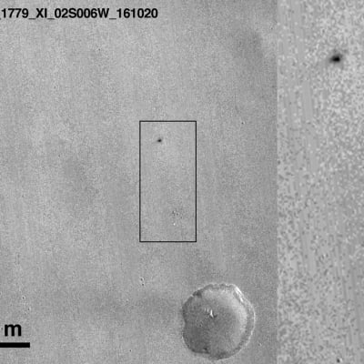 Marsin pintaan ilmestyneiden jälkien uskotaan kerovat Schiaparelli-laskeutujan viime hetkistä. Vaalea piste oikealla alhaalla on laskuvarjo, arvioi Euroopan avaruusjärjestö.  