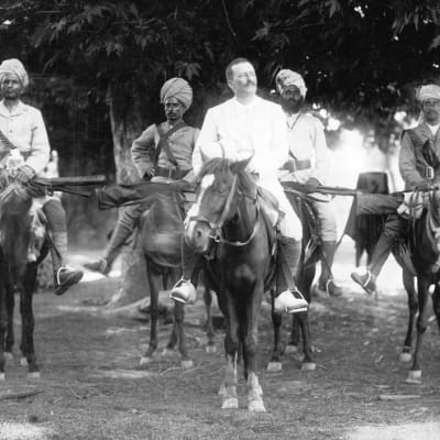 Upptäcktsresanden Sven Hedin till häst i Kashmir år 1906.