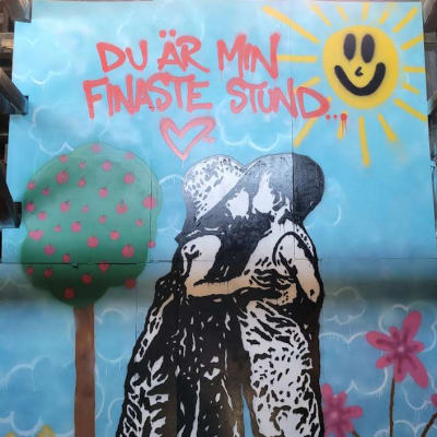 Tyttöä ja poikaa esittävä graffitimaalaus Vaasan uusissa Graffitilandian tiloissa