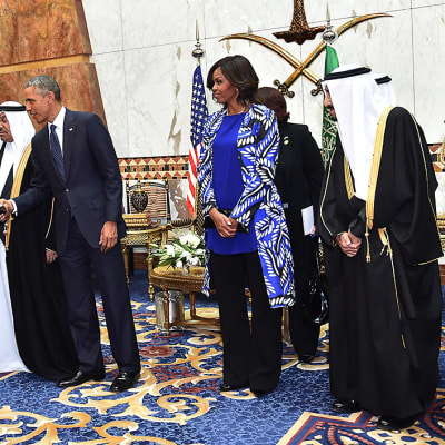 Barack ja Michelle Obama valtiovierailulla Saudi-Arabiassa kuningas Abdullahin kuoleman jälkeen 27. tammikuuta 2015.