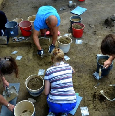 Ungefär 160 amatörarkeologer har deltagit i utgrävningarna ett stenkast från Heureka i Vanda.