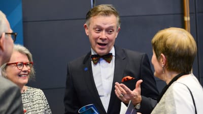leif jakobsson i minglet under pausen i musikhuset under svesska kulturfondens storsatsning spegling - 100 år av finlandssvensk musik gick av stapeln 11.3.2017