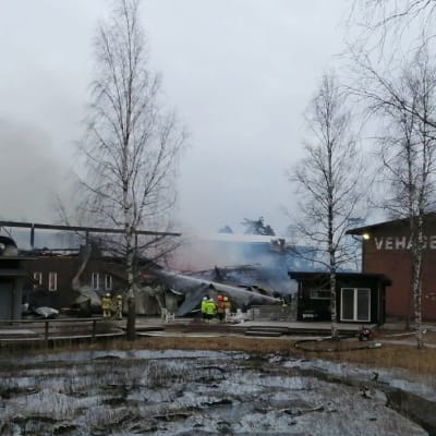 Fabriksbyggnad i Salo brinner.
