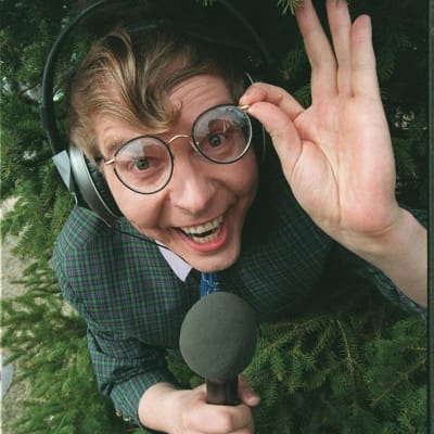 Kärkkäri eli Jari Vesa KesäQ-ohjelman riehuvana reportterina 1996.