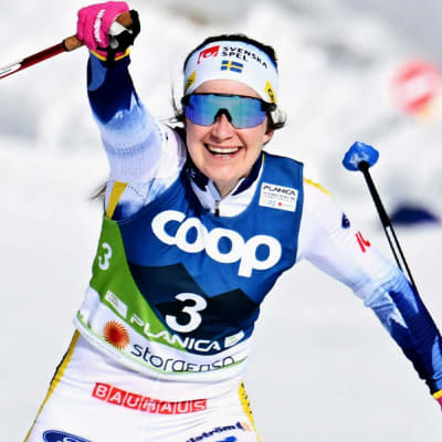 Ebba Andersson går i mål i VM som etta.