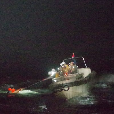 En person räddas ur havet av den japanska kustbevakningen.